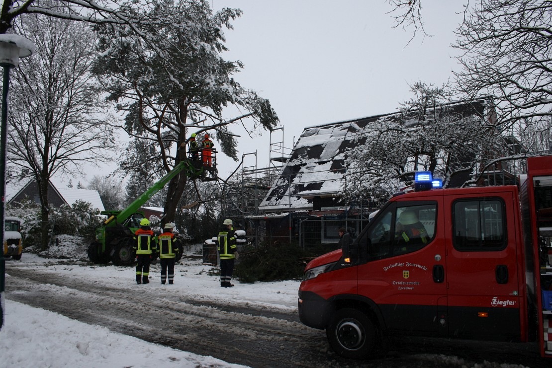 FW-ROW: ++ Baum droht auf Haus mit Photovoltaikanlage zu stürzen ++ Tankstellendach knickt ein - Labesstraße bis auf weiteres gesperrt ++