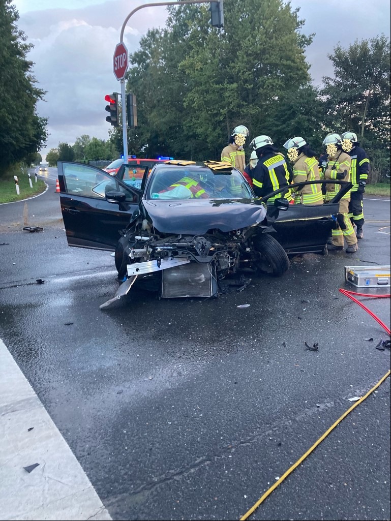 POL-DN: Zusammenstoß an beampelter Kreuzung