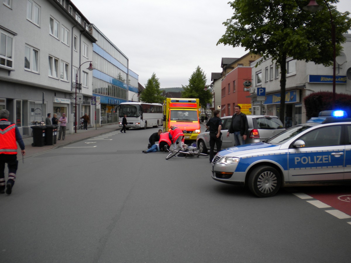 POL-HOL: Verkehrsunfall Holzminden - Bahnhofstraße: Fahrradfahrerin schwer verletzt - Zusammenstoß mit einbiegendem PKW / Zeugen gesucht -