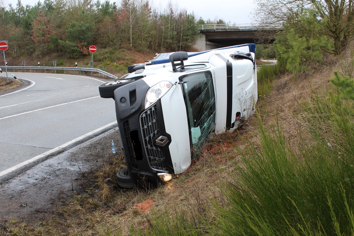 POL-PDKL: Kleintransporter umgekippt