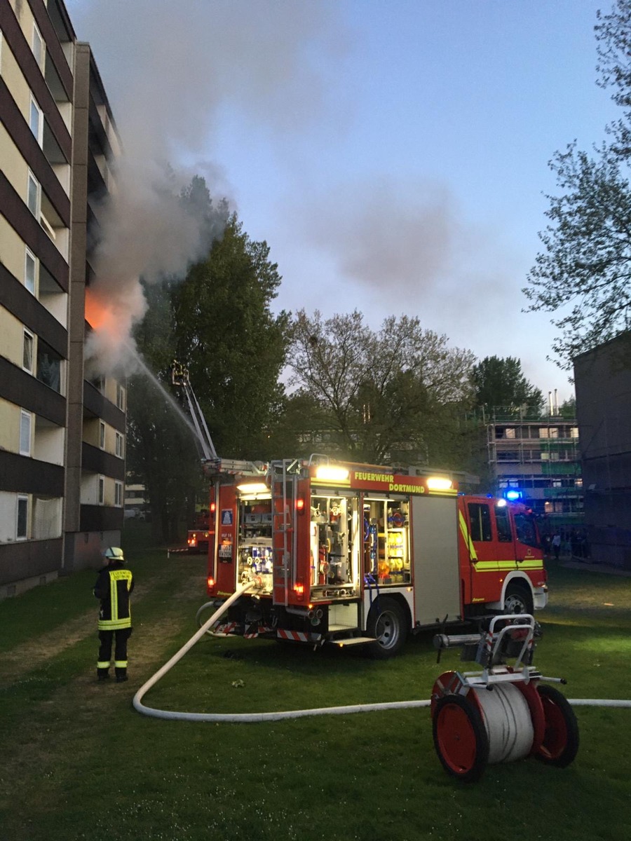 FW-DO: 25.04.2020 Brand in einem Mehrfamilienhaus in Eving