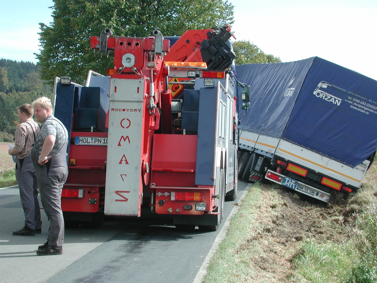 POL-HOL: Landesstraße 546 - Gemarkung Wangelnstedt: LKW-Auflieger im Graben gelandet - Nasse Erdreich bietet Gefahren -