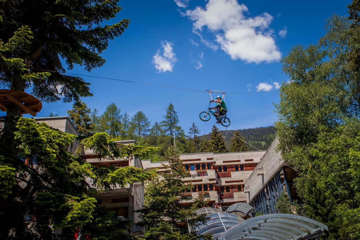 In luftigen Walliser Baumwipfeln durch die ganze Schweiz / Eröffnung des Swiss Seilpark Fiesch mit einer Weltpremiere