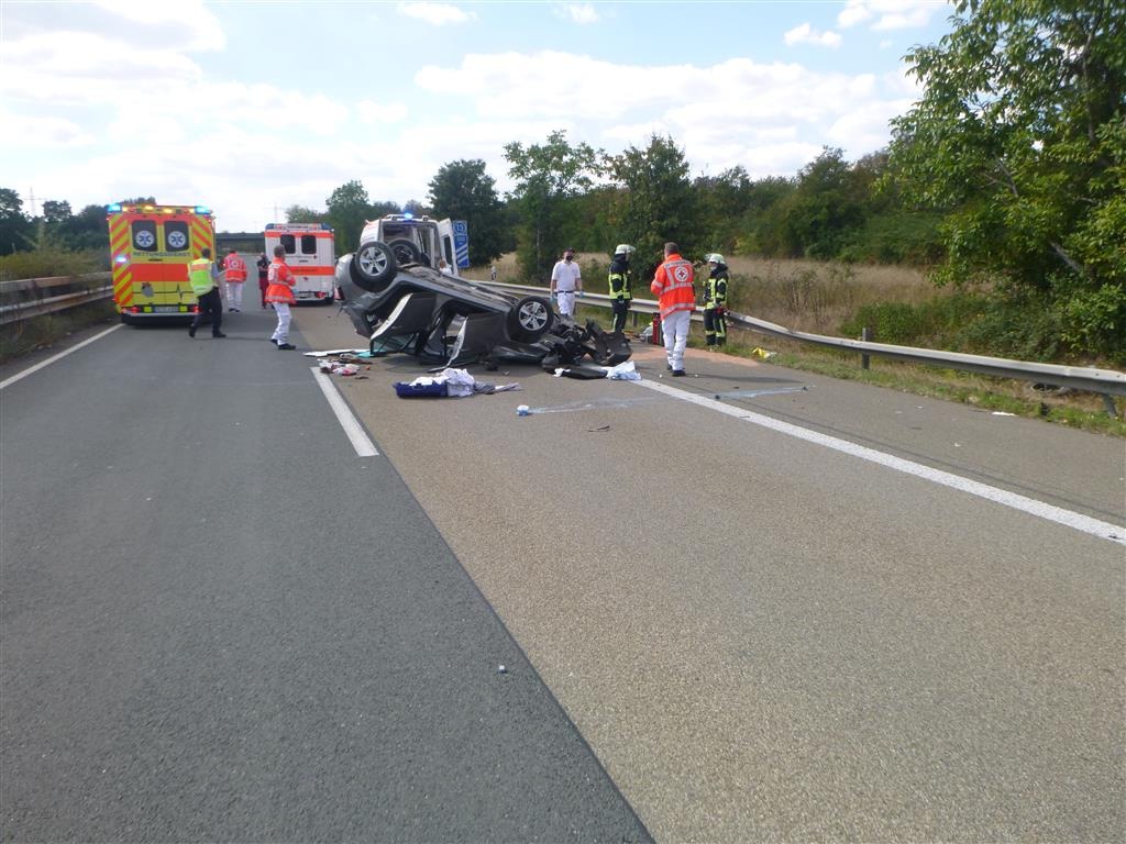 POL-VDMZ: A60, PKW überschlägt sich, Autobahn voll gesperrt.