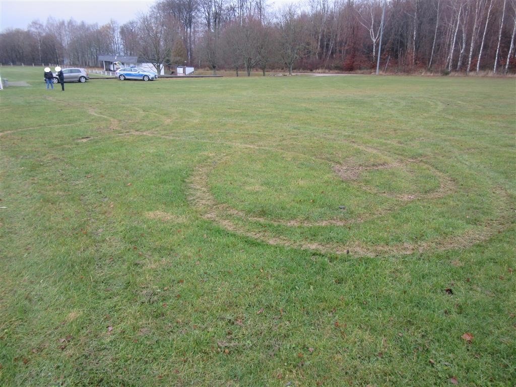 POL-PDTR: Vandalismus auf Sportplatz