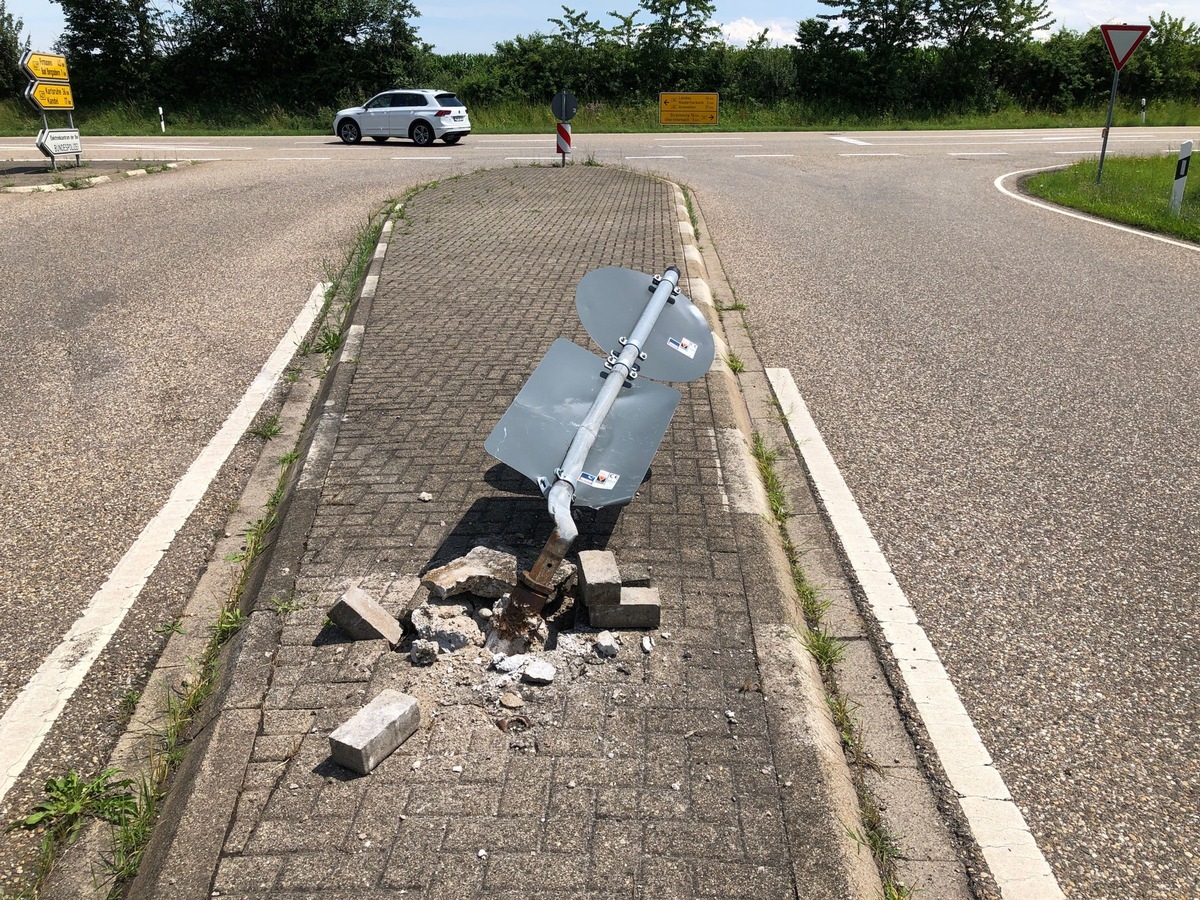 POL-PDLD: Verkehrszeichen beschädigt und weg