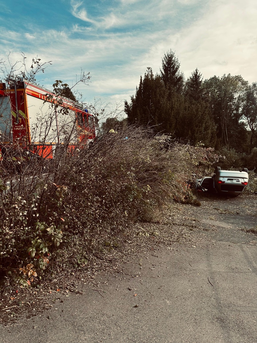 FW-DT: Alleinunfall auf der Paderborner Straße - Auto bleibt auf Dach liegen