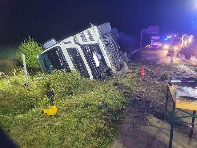 POL-WL: LKW kippt auf der A7 um