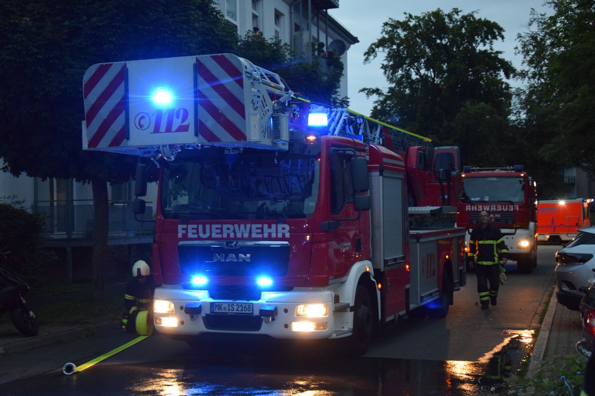 FW-MK: Feuer in Mehrfamilienhaus