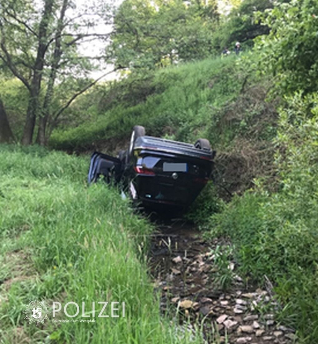 POL-PPWP: Nach Überschlag im Bach gelandet