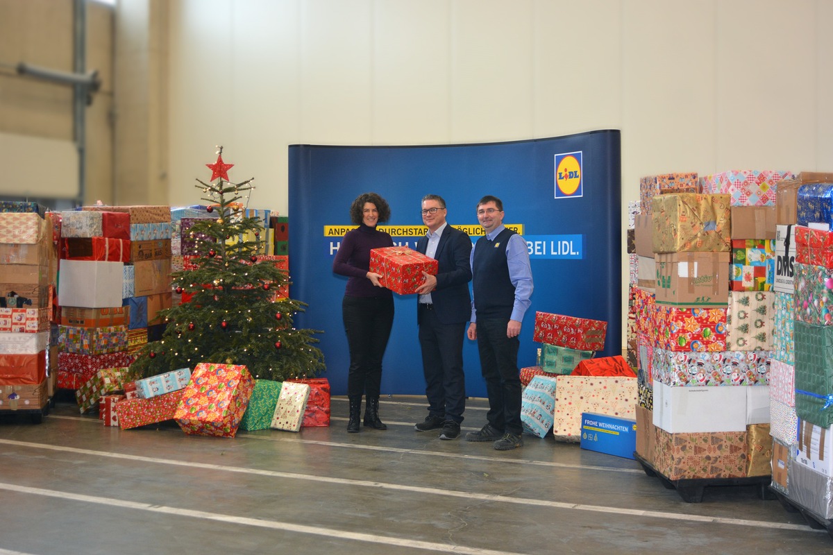 Tausende Weihnachtspakete für Kinder / Lidl unterstützt die Johanniter Weihnachtstrucker (FOTO)