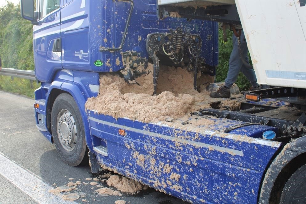 POL-DO: Unfall auf der Autobahn 2 bei Hamm: Lkw bremst und verliert Kartoffelpresspülpe