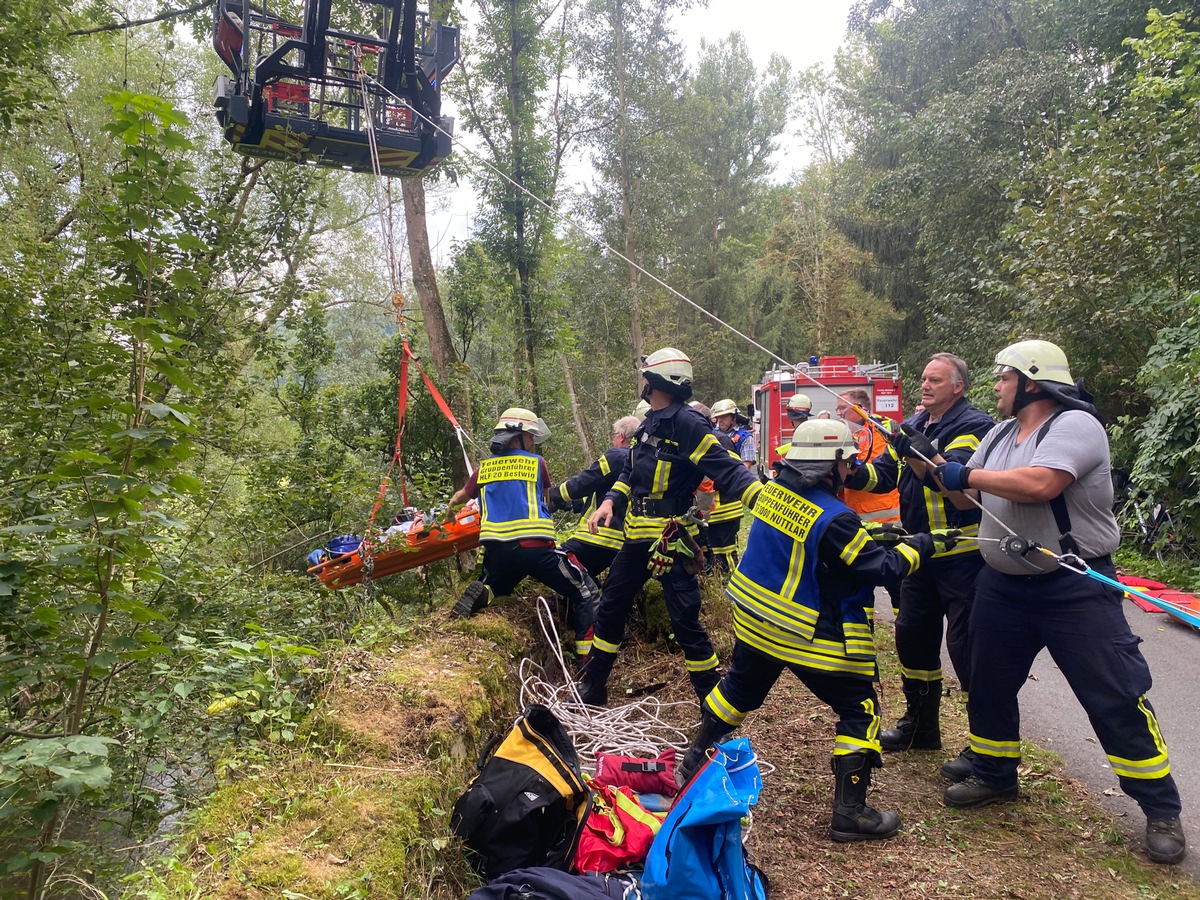 FF Olsberg: Radfahrer stürzt 8 Meter in die Tiefe - Lebensgefahr