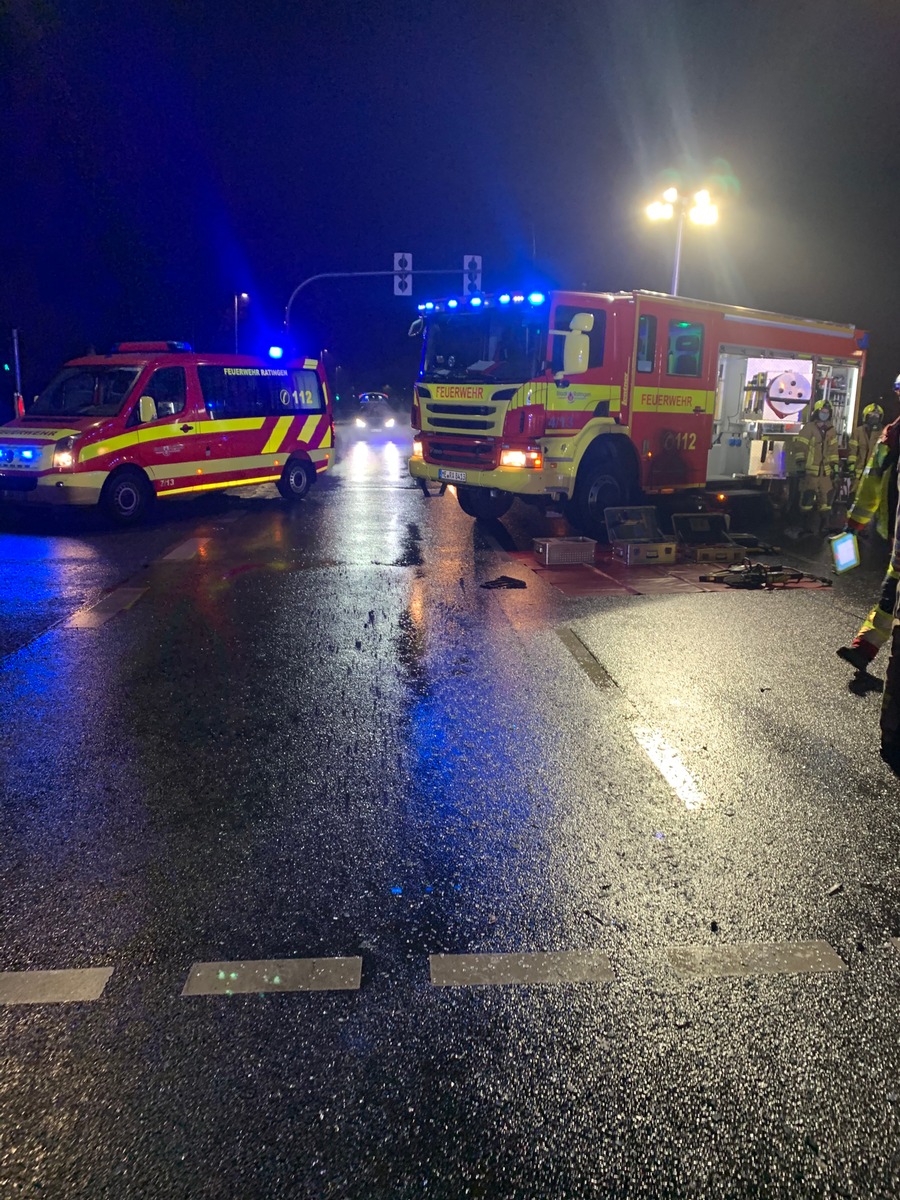 FW Ratingen: 2 Verletzte bei Verkehrsunfall in Ratingen Breitscheid