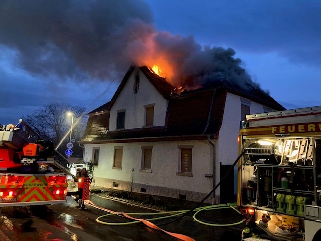 POL-PDNW: Dachstuhlbrand einer Doppelhaushälfte mit anschließender Räumung aufgrund Munitionsfund