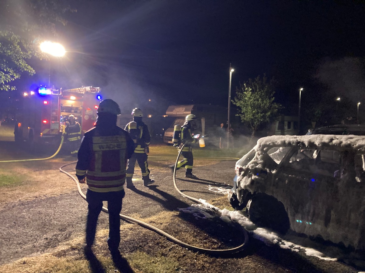 FW-EN: Zwei brennende PKWs auf einem Hattinger Campingplatz