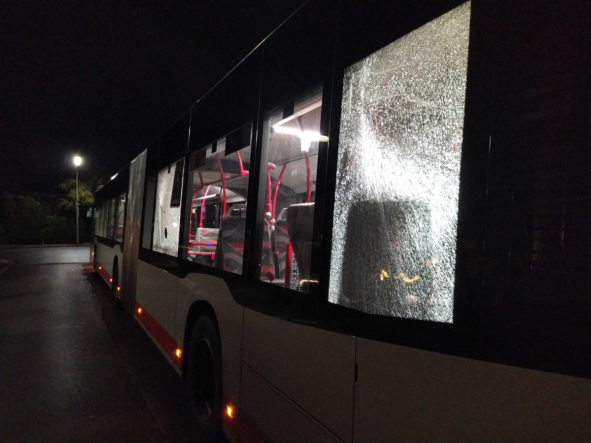 POL-NE: Busse während der Fahrt beschädigt - Polizei hat die Ermittlungen aufgenommen