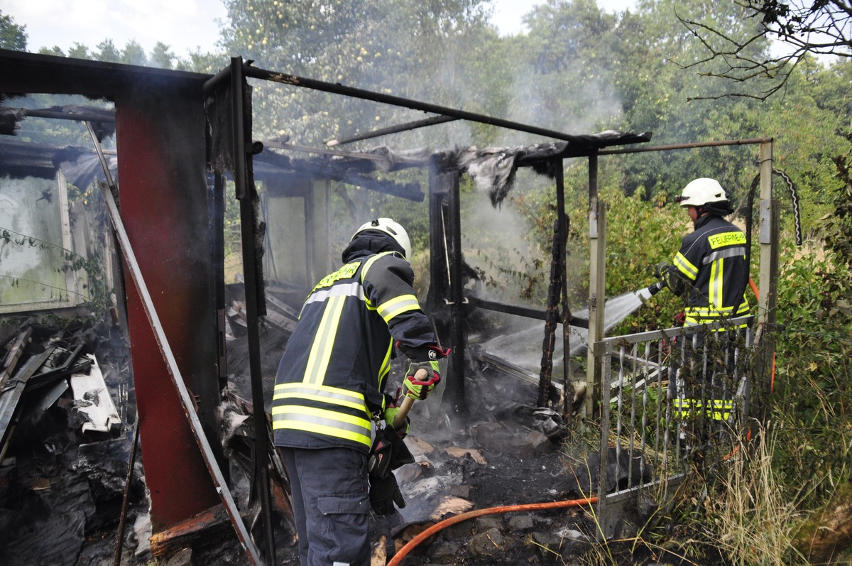 FW-KLE: Alarmierung wegen Waldbrand: Weit sichtbare Rauchsäule über Bedburg-Hau