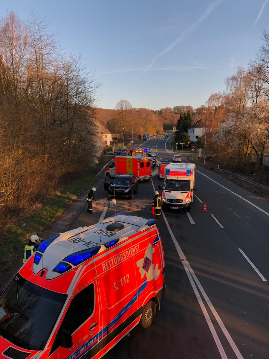 FW-EN: Vier Verletzte bei Verkehrsunfall