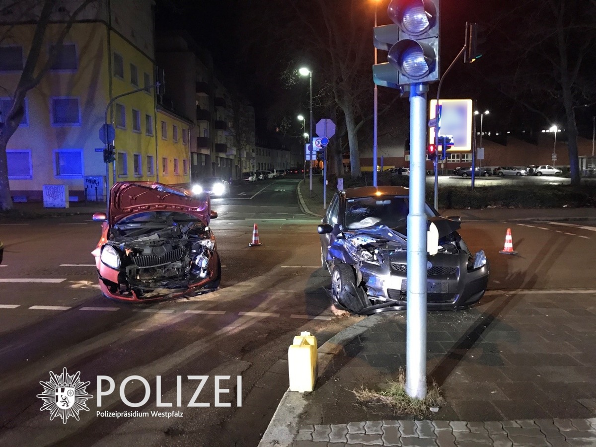 POL-PPWP: Zusammenprall beim Abbiegen