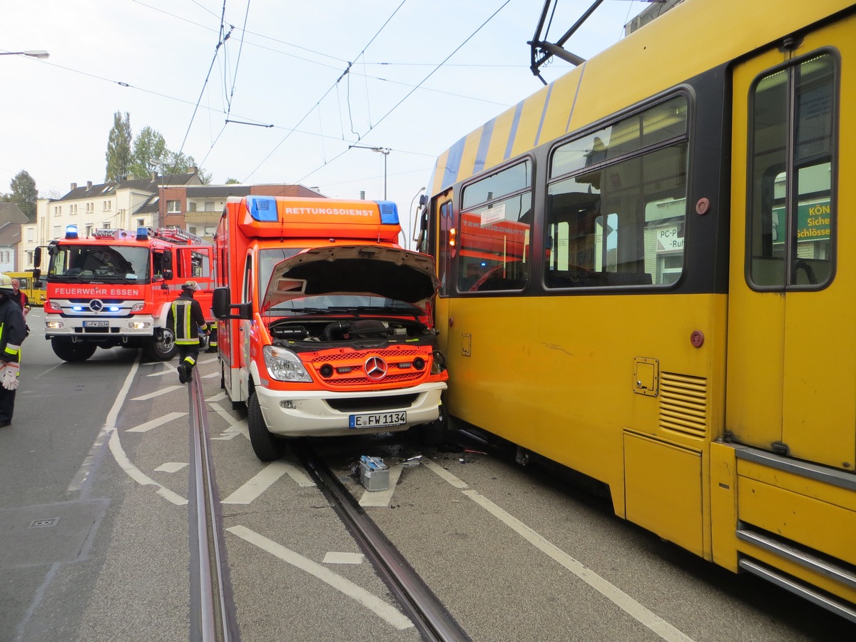 FW-E: Rettungswagen der Feuerwehr kollidiert mit Straßenbahn