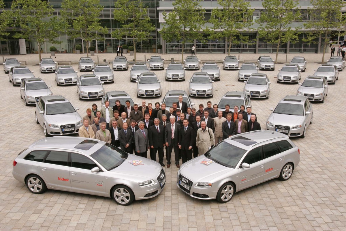 Fußball / Fußballmagazin &quot;kicker&quot; mit Audi am Ball