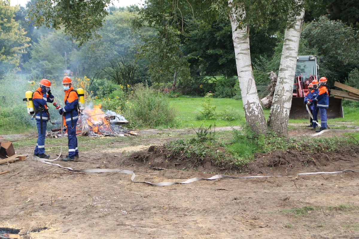 FFW Schiffdorf: &quot;Wasser marsch!&quot; - auch unter Corona-Bedingungen: Nachwuchsbrandschützer üben für den Ernstfall