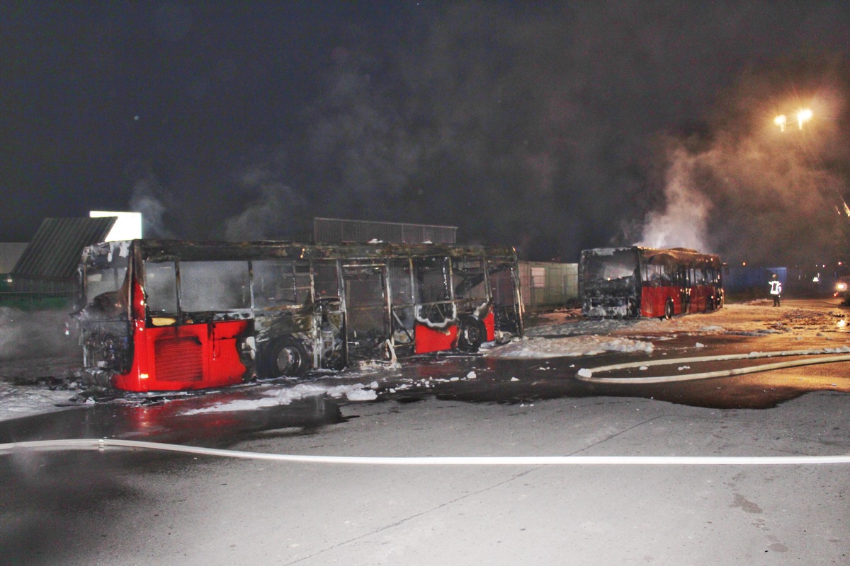 POL-PPWP: Omnibusse gehen in Flammen auf