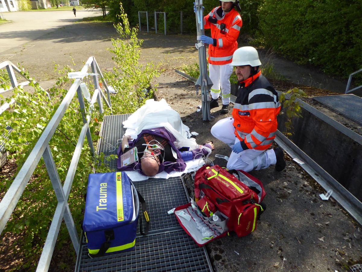 FW-D: Bilder zur Pressemeldung Feuerwehr übt mit rund 200 Einsatzkräften