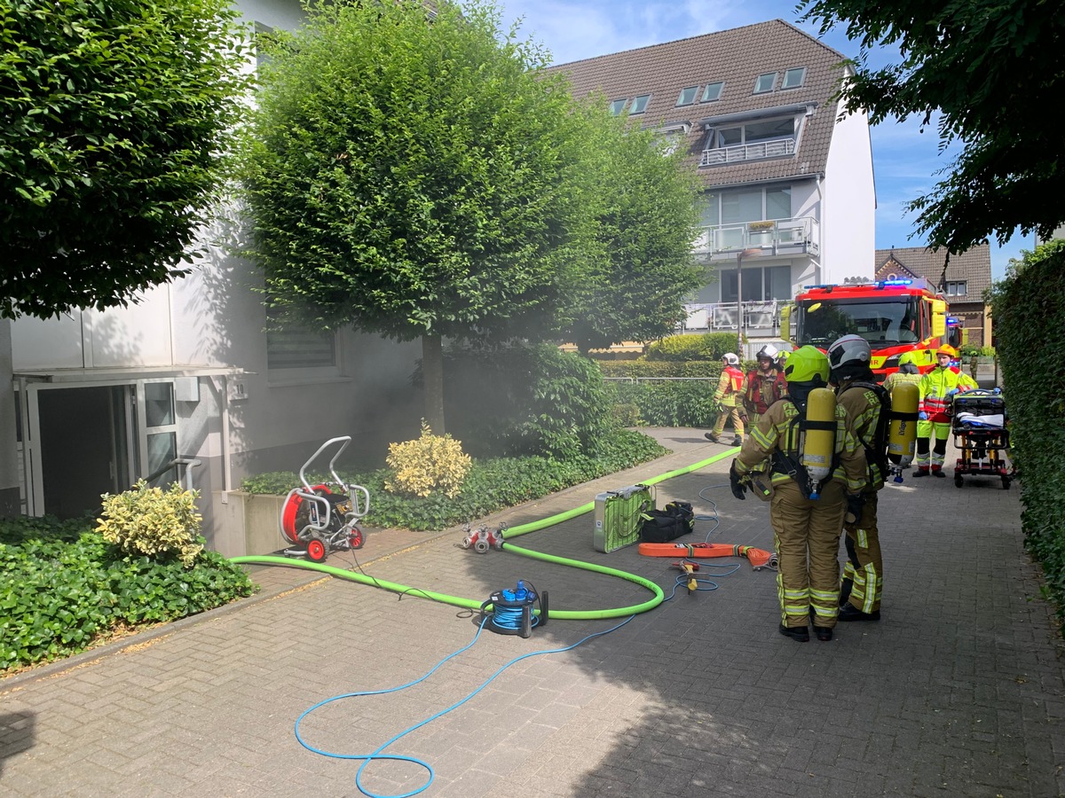 FW Ratingen: FW Ratingen: - aufmerksame Bewohnerin alarmieren die Feuerwehr und Mitbewohner