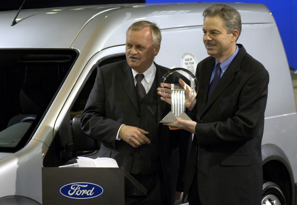 &quot;International Van of the Year&quot;-Trophäe und Design-Auszeichnung für Ford Transit Connect