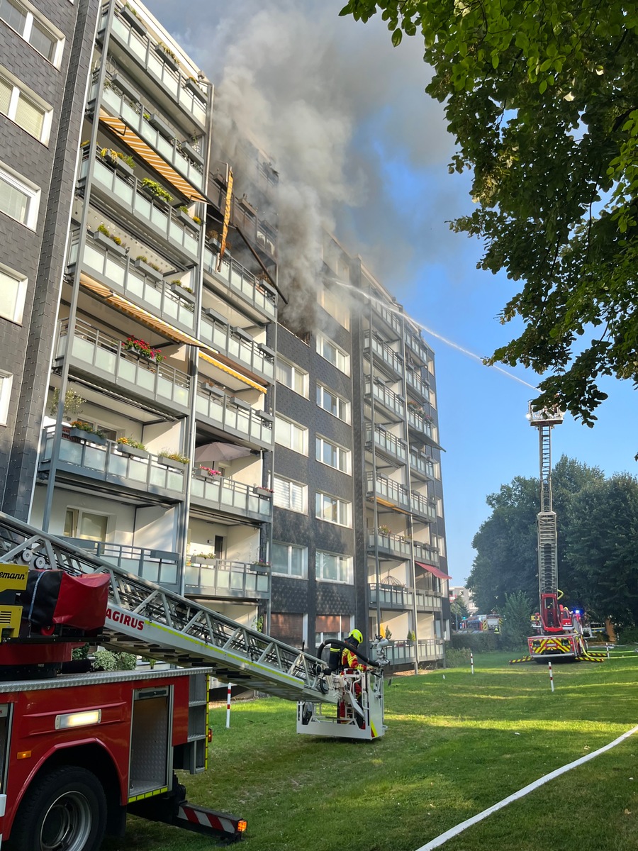 FW-Heiligenhaus: Wohnungsbrand im fünften Obergeschoss eines großen Mehrfamilienhauses in Heiligenhaus Unterilp