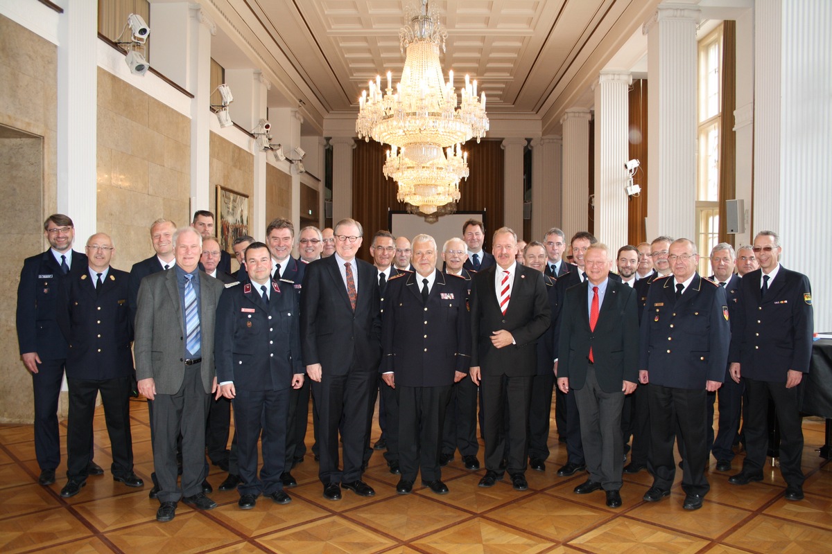 Feuerwehrverband mahnt Verantwortung des Bundes an / Finanzierung des Bevölkerungsschutzes sowie Versicherungsschutz beraten (FOTO)