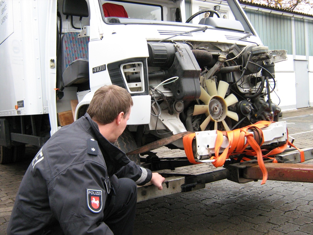 POL-HOL: Getränke-LKW gestohlen und ausgeschlachtet / Polizei geht von sorgfältig geplanter Tat aus