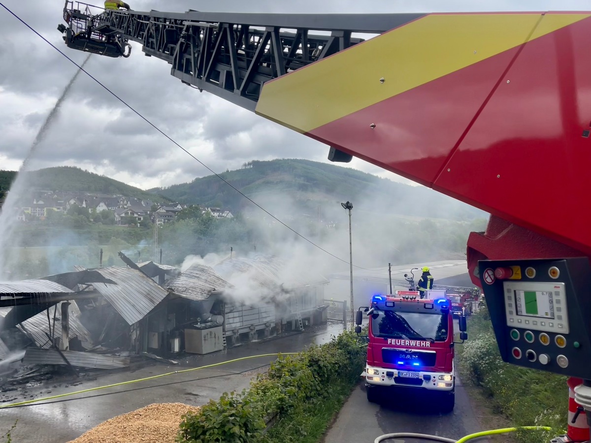 FW-PL: Feuer in einem holzverarbeitenden Betrieb. Drehleiter und Löschgruppe Eiringhausen im Einsatz.