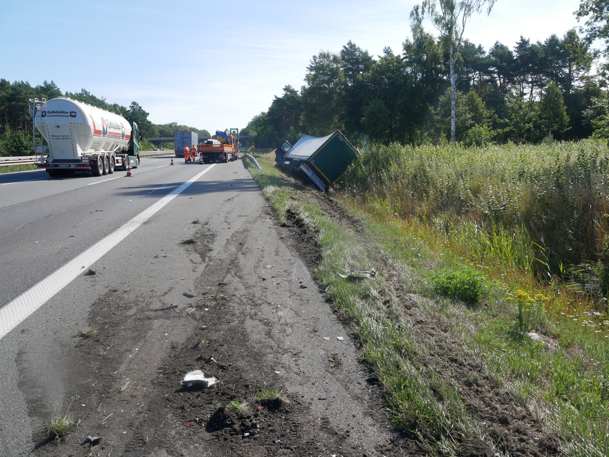 POL-ROW: ++ Unfall an Baustellenampel ++ Langer Stau auf der A1, LKW kollidiert mit Absicherungsfahrzeug ++