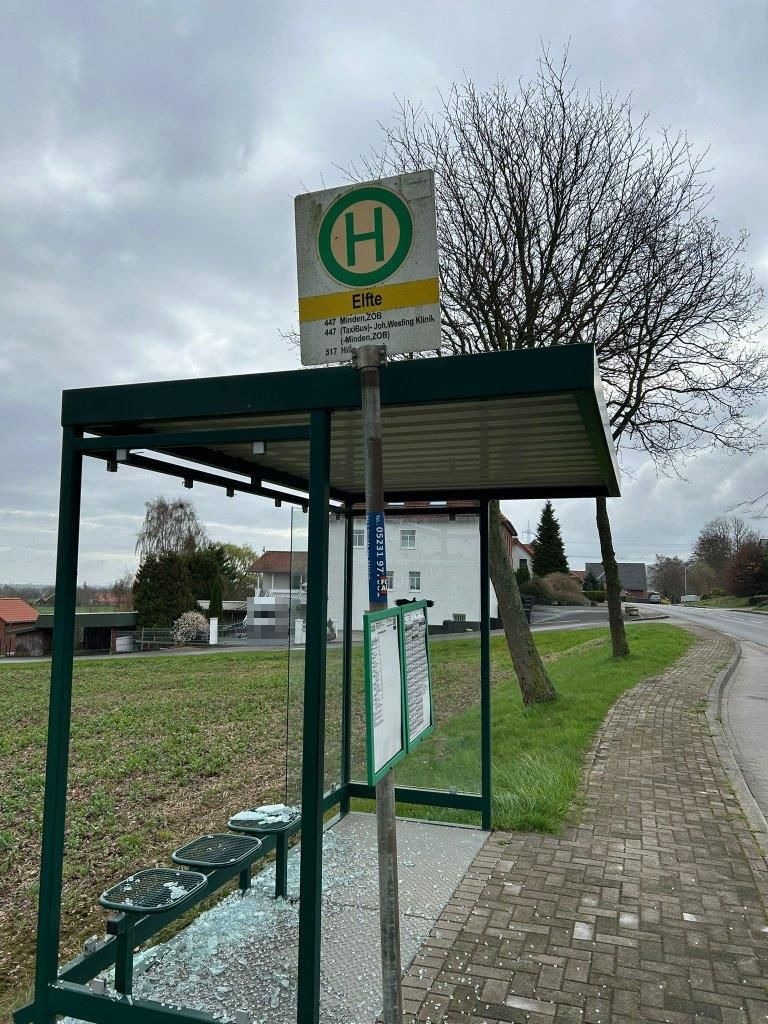 POL-MI: Scheiben an drei Buswartehäuschen in Oberlübbe eingeschlagen