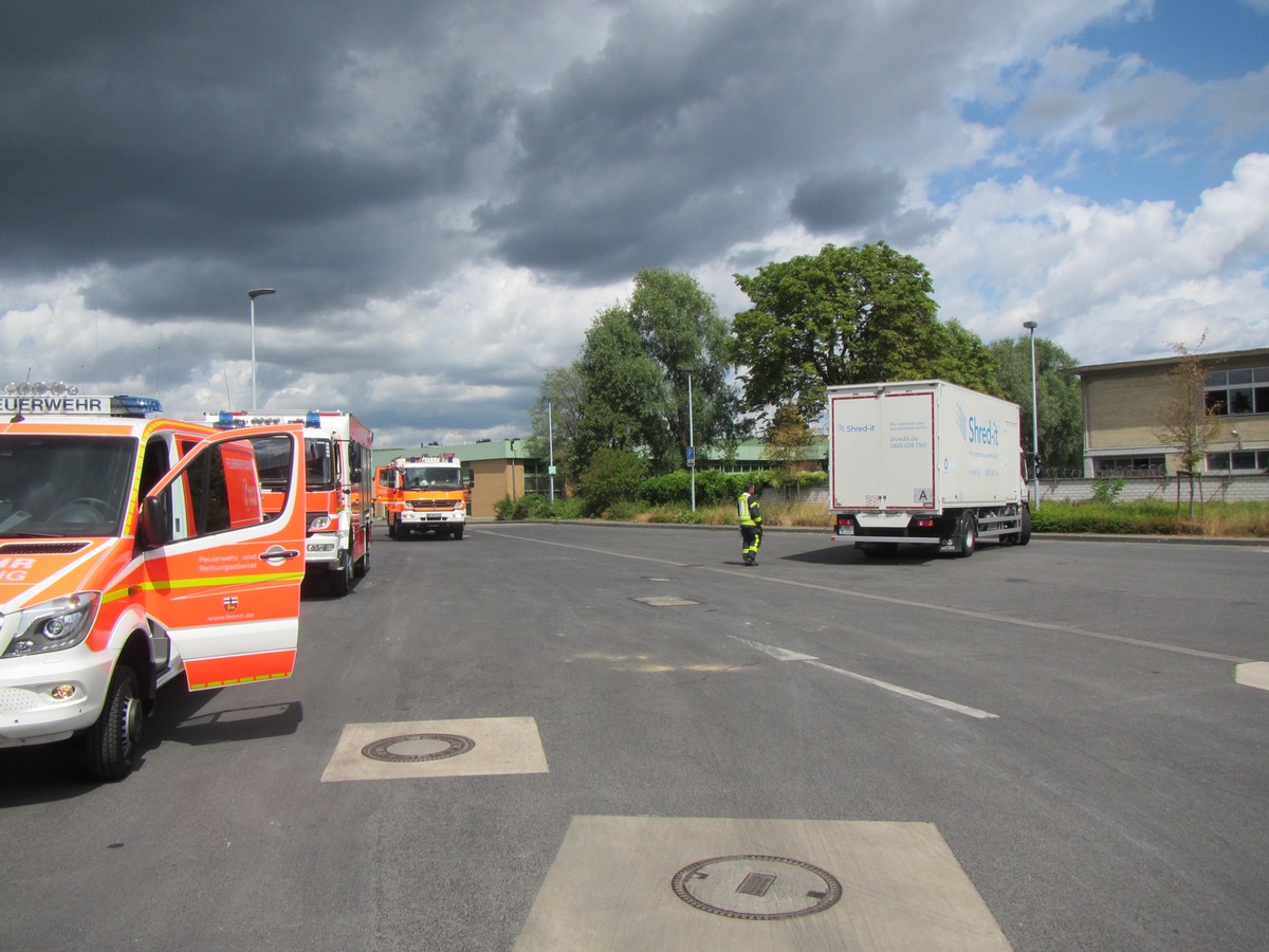 FW-BN: Feuerwehr löscht Brand in einem mobilen Aktenvernichter