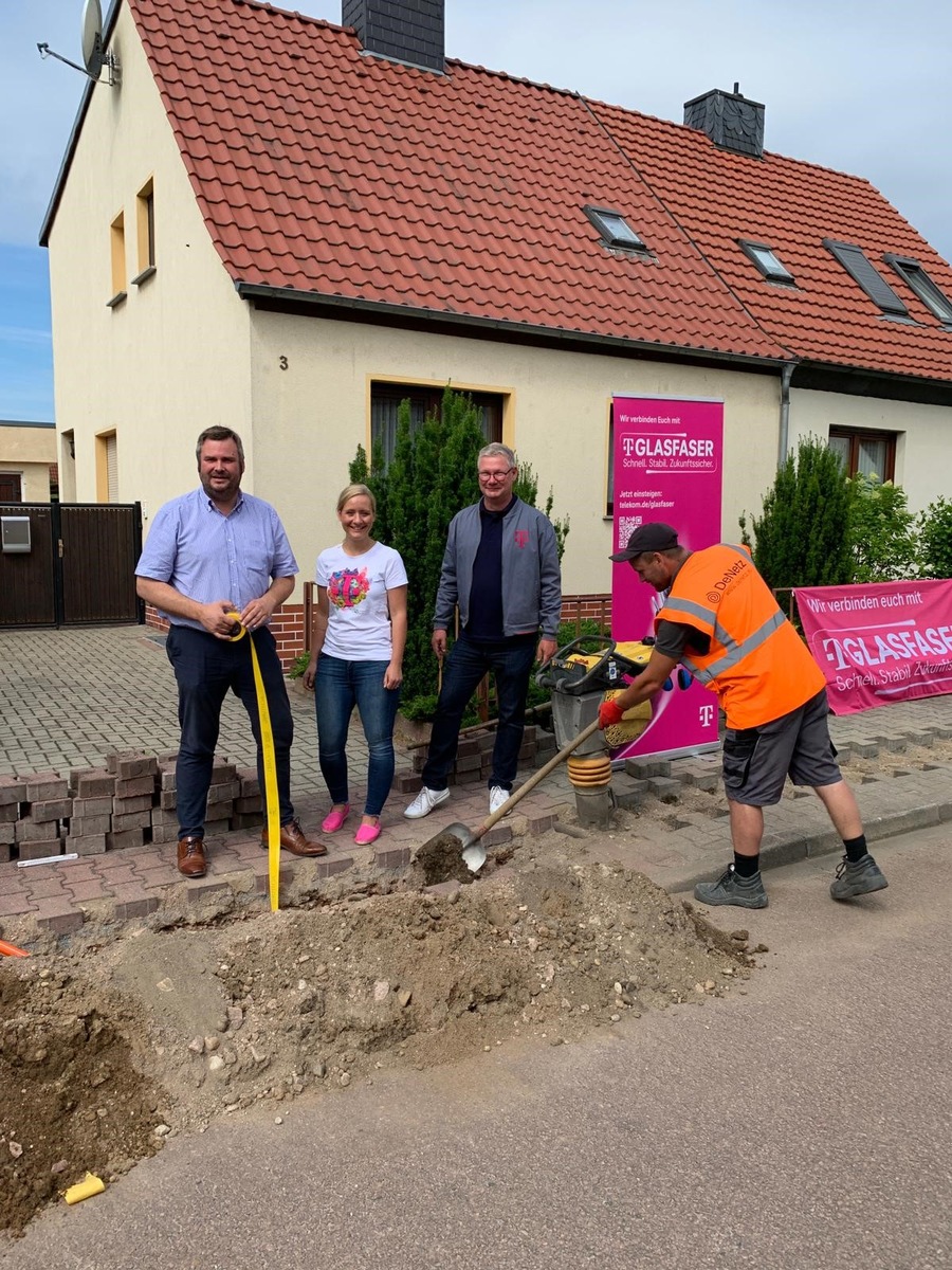 Im Plan: Bürgermeister Enrico Schilling besucht Glasfaser-Baustelle der Telekom