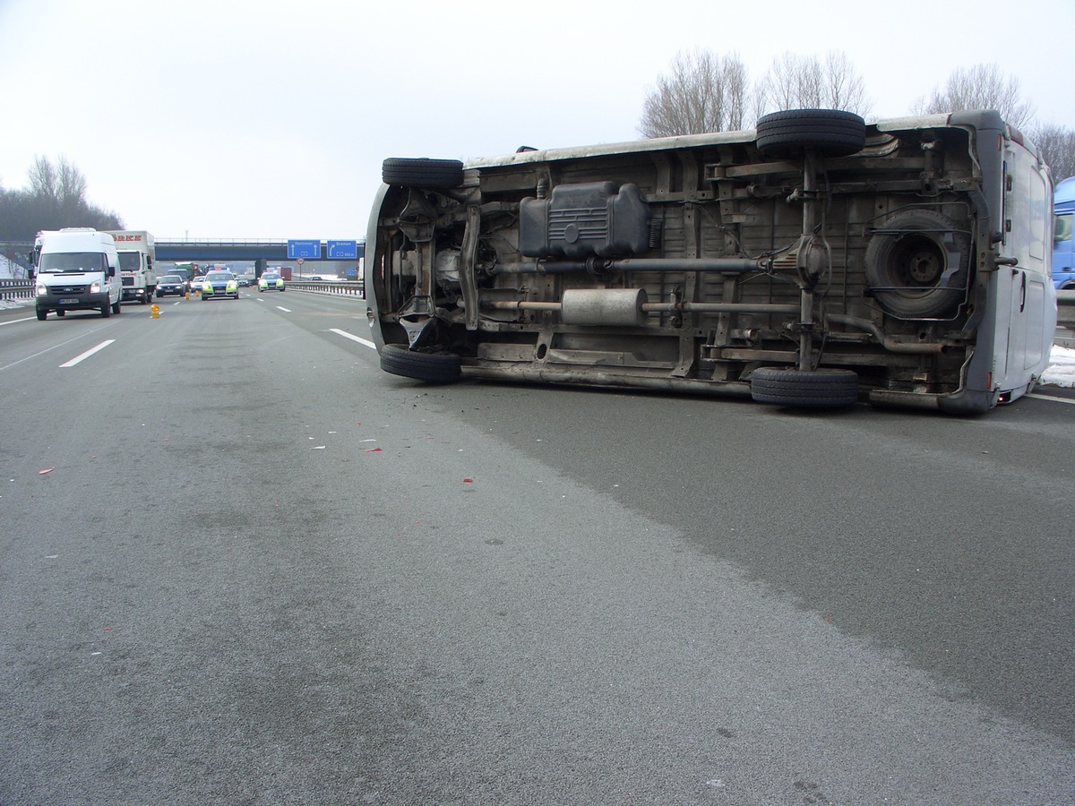 POL-WL: Verkehrsunfall mit umgekipptem Sprinter