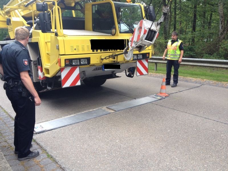 POL-NI: Autokran und LKW mussten Zwangspause einlegen