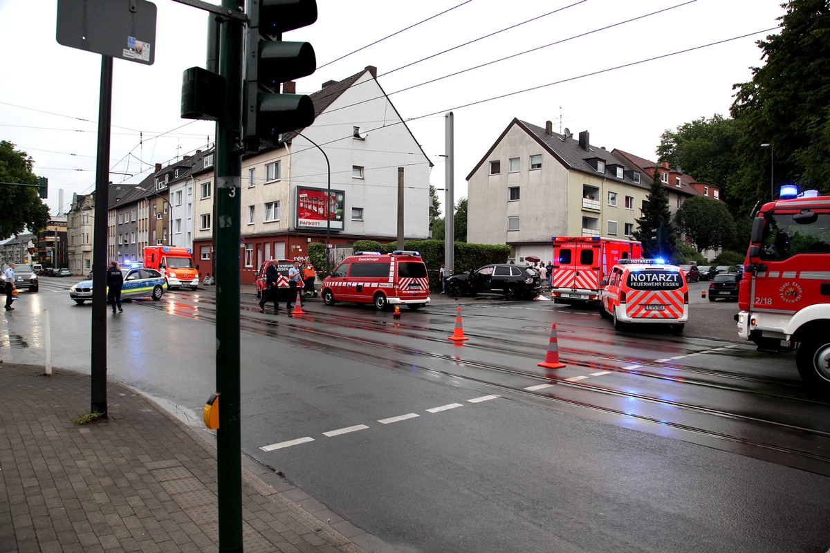 FW-E: Verkehrsunfall auf Einsatzfahrt zum Wohnungsbrand, fünf Personen verletzt