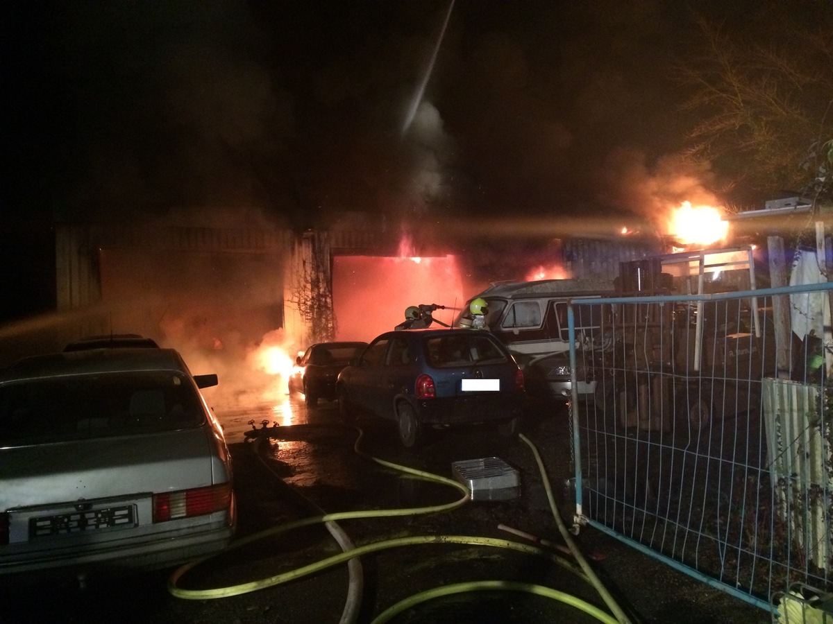 FW-Stolberg: Brand einer Lagerhalle mit Kfz-Werkstatt in voller Ausdehnung / Feuerschein in einer Fabrikhalle