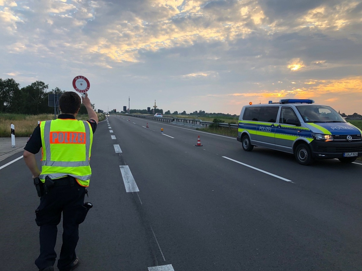 POL-CUX: Schwerverletzte bei Verkehrsunfällen ++ Verkehrskontrolle am Wesertunnel ++ Feldscheune abgebrannt ++ Einbrecher überrascht