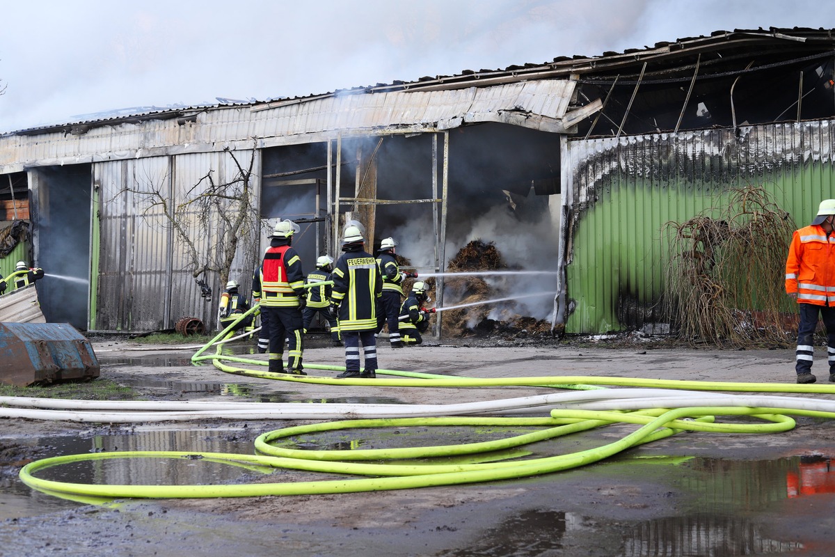 FW Lüchow-Dannenberg: Großbrand hält Feuerwehr in Atem +++ 150 Feuerwehrleute im stundenlangen Löscheinsatz +++ Rauchsäule kilometerweit zu sehen