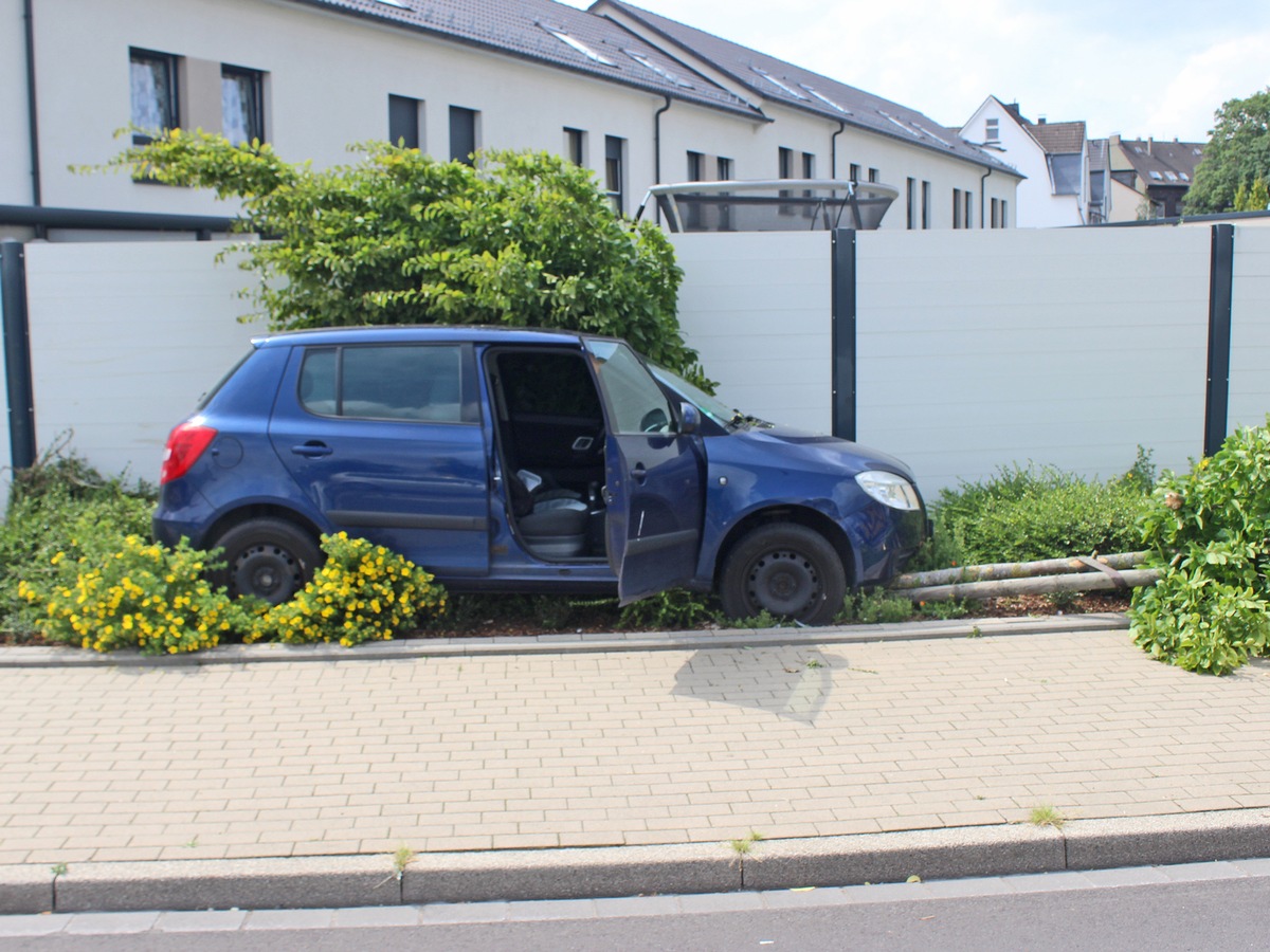 POL-ME: Trunkenheitsfahrt endet mit spektakulärem Unfall - Velbert - 2107133