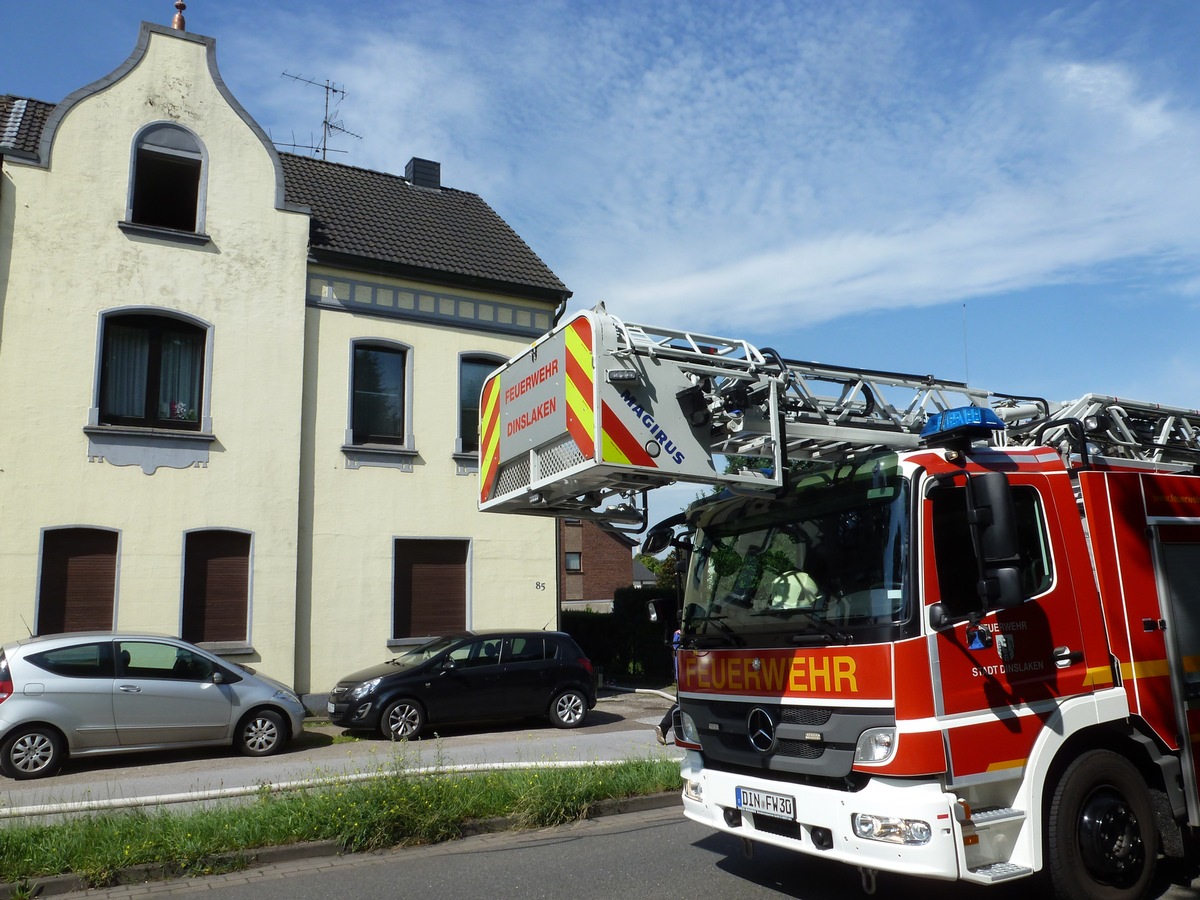 FW Dinslaken: Wohnungsbrand mit Personen in Gefahr