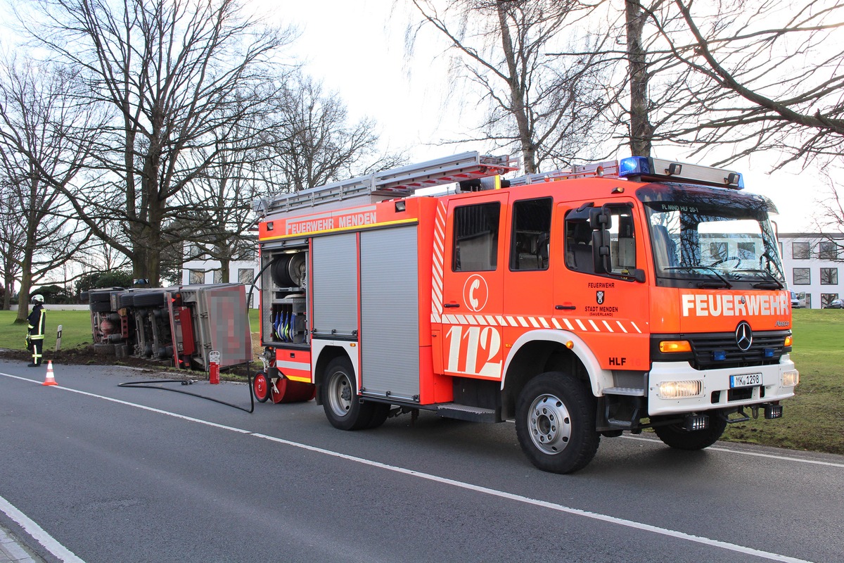 FW Menden: Verkehrsunfall: Umgekippter LKW mit Sandladung