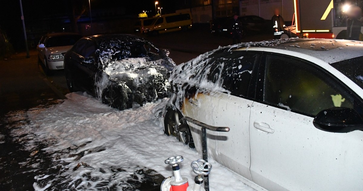 POL-HA: Mercedes und Audi brennen in der Karlstraße ab