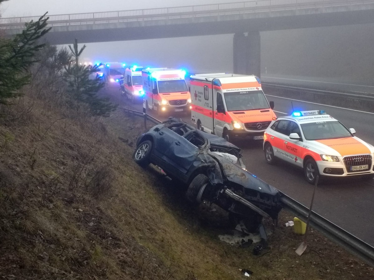 POL-PDWIL: Verkehrsunfall-PKW überschlägt sich auf der BAB 60